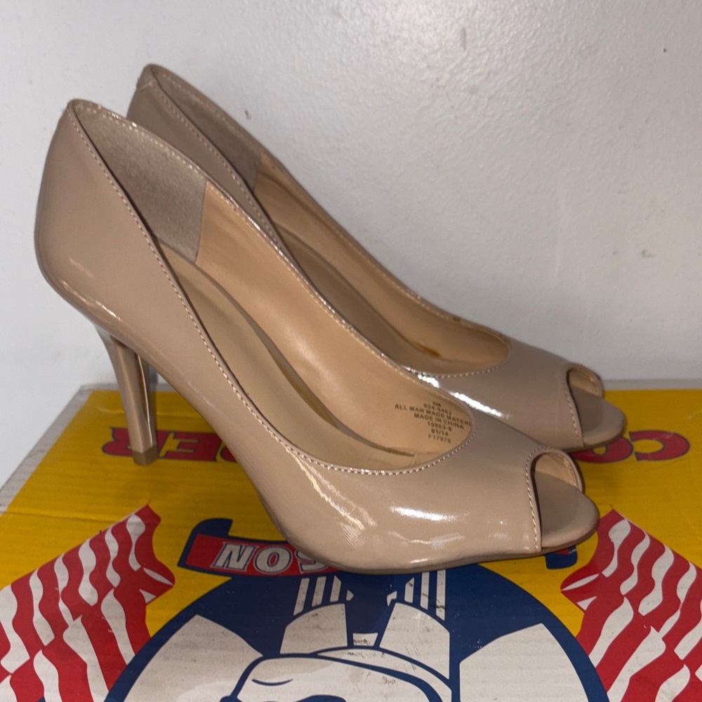 Liz Claiborne Nude Patent Peep-Toe Heels size 5M